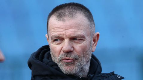 Стойчо Младенов твърди, че съдията помагал на Локо Сф, видя грешки и в своя отбор