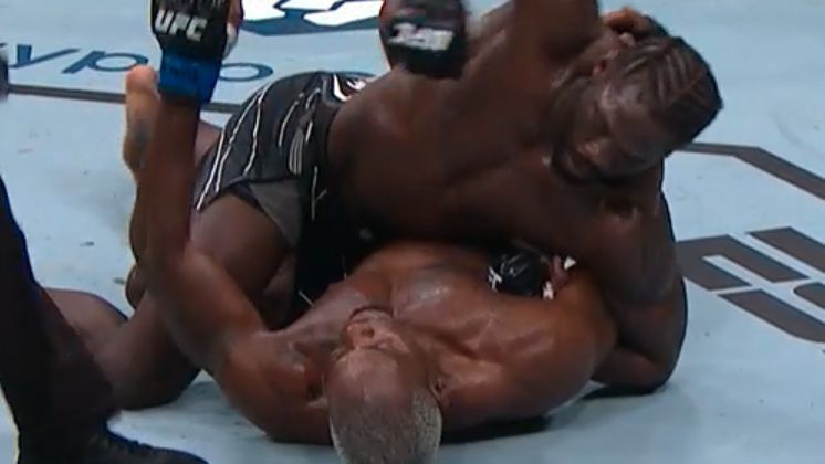 Джаред Кенъниър откачи главата на Брънсън с брутални лакти