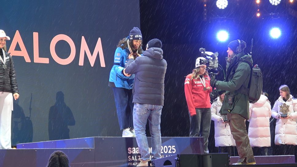 Цеко Минев награди медалистките от гигантския слалом на СП