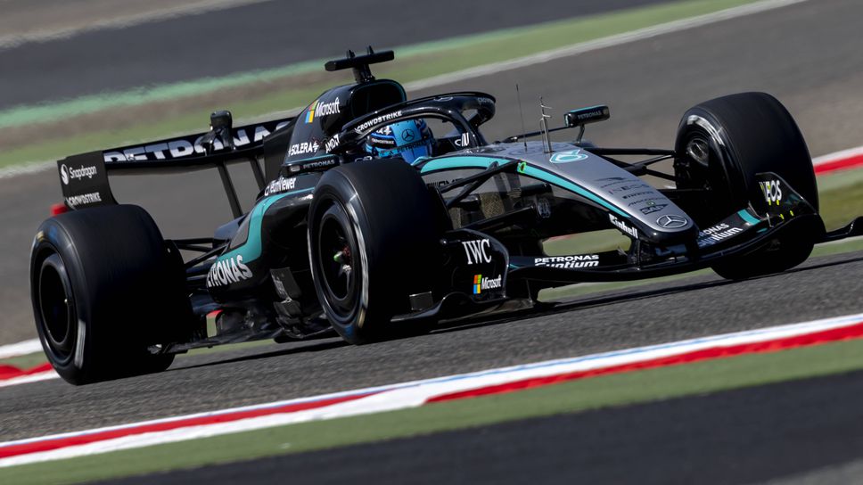 Пилотът на Мерцедес Джордж Ръсел изпревари бившия си съотборник Люис