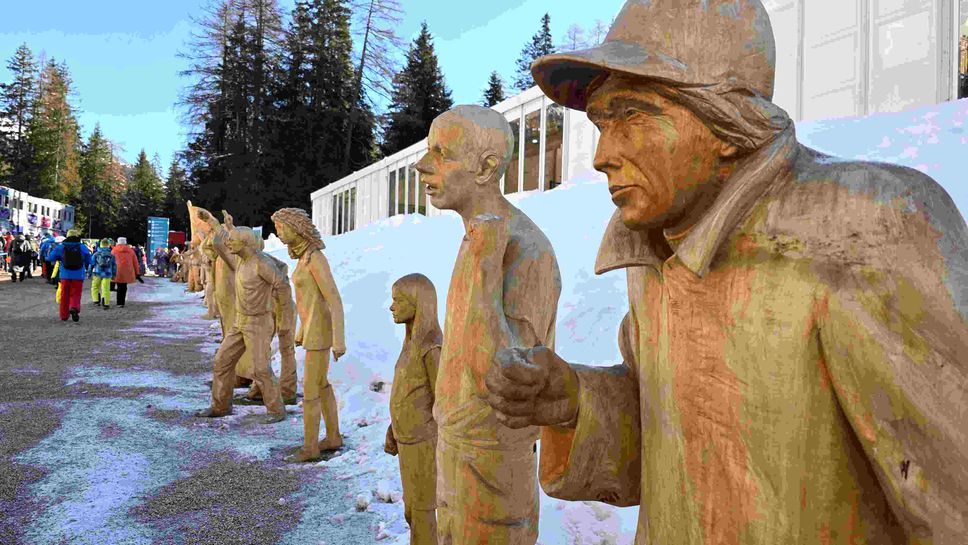 Цяла алея със статуи на запалянковци в различни пози и