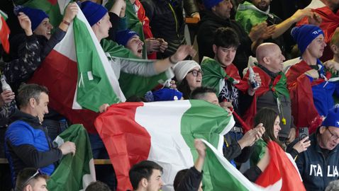 Това не е типична публика за кърлинг - като на футболен мач е