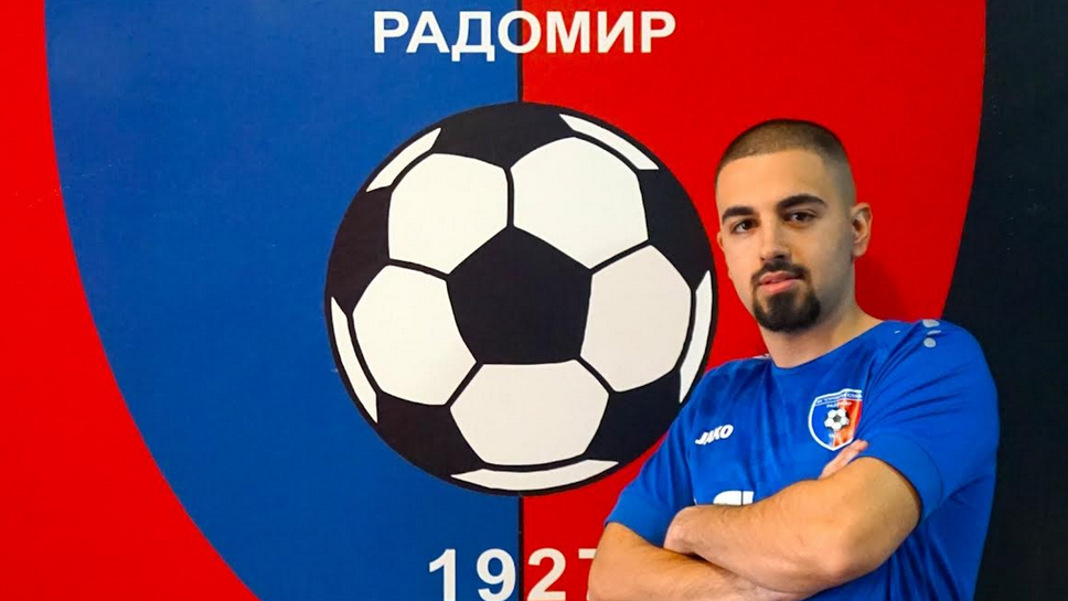 Струмска слава привлече в редиците си вътрешния полузащитник Стивън Манолов