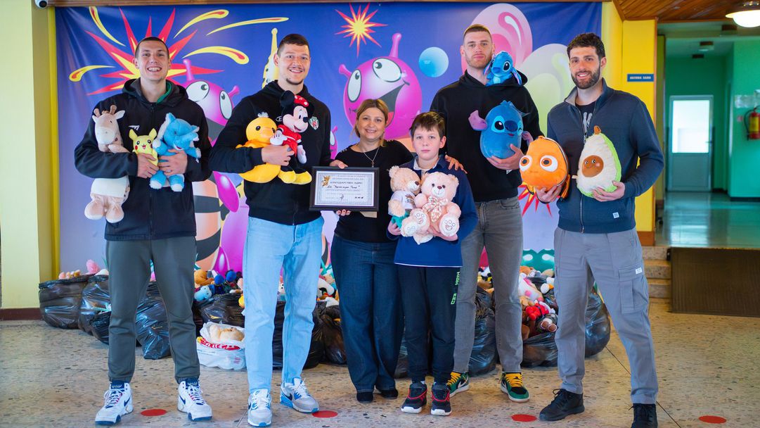 Черно море Тича зарадва деца с плюшени играчки