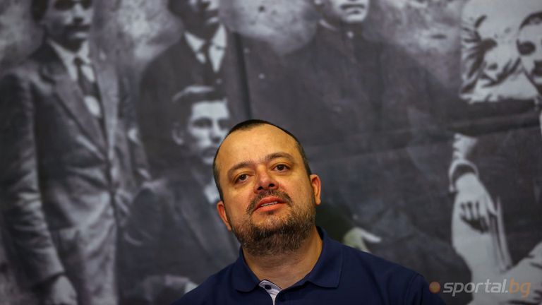 Председателят на Сдружението Левски на Левскарите“ – Димитър Костадинов, взе