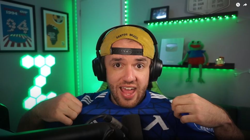 Известен геймър позира с екип на Левски