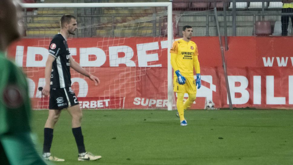 Чорбаджийски започна плейофите в Румъния със загуба