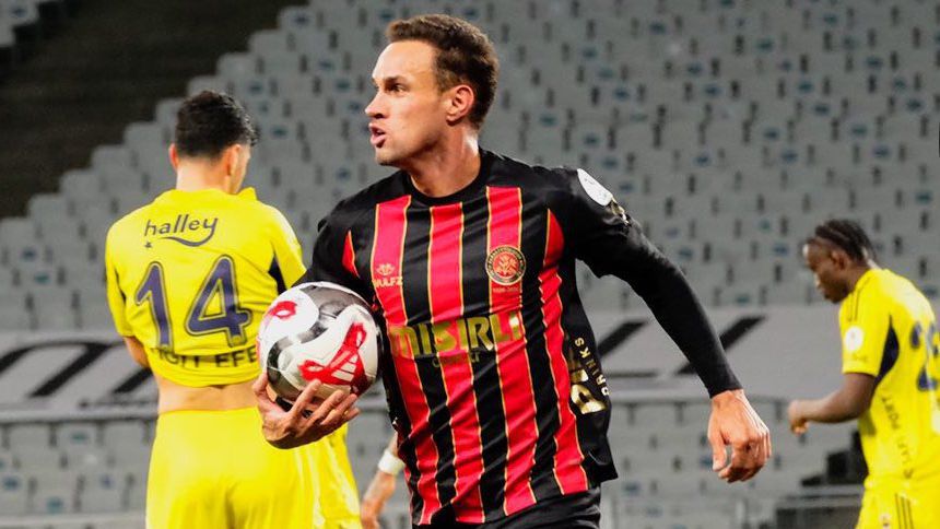 Отборът на Гицов почти отказа Фенербахче от титлата