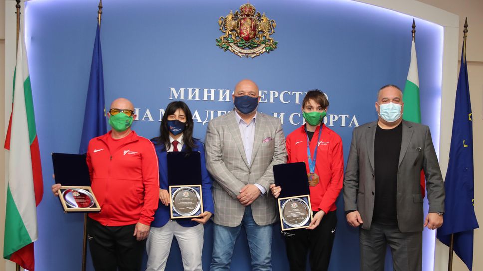 Министър Кралев награди Илина Иванова за бронзовия медал от Европейското по таекуондо