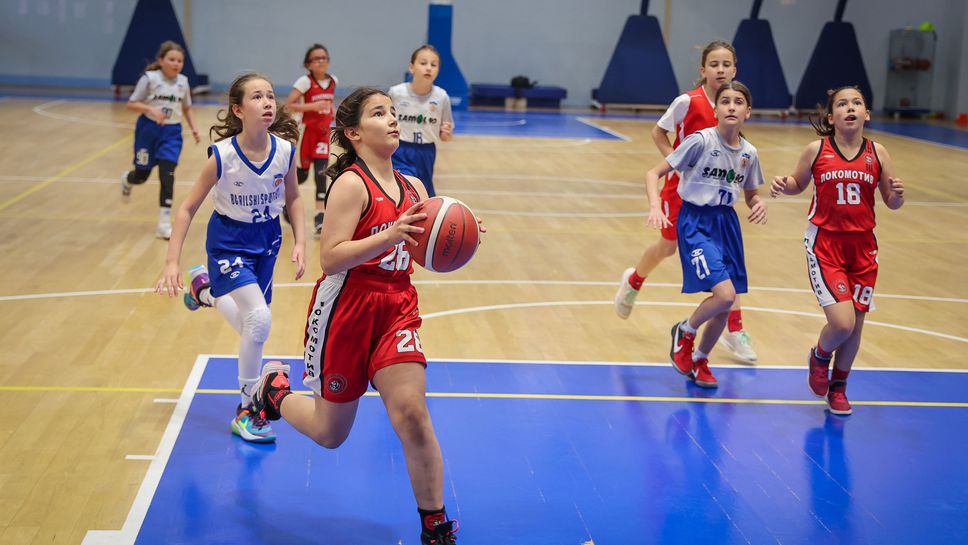 Министър Глушков награди участниците в детски баскетболен турнир