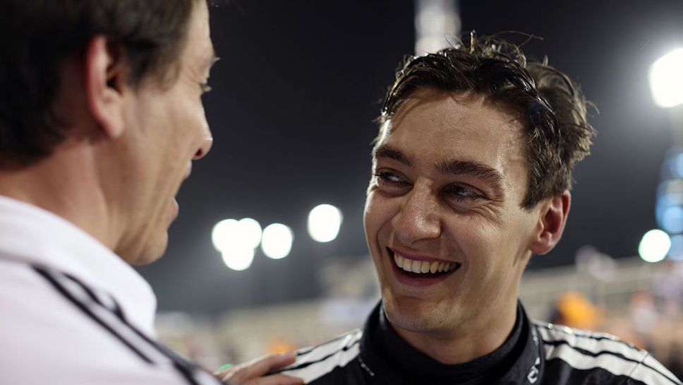 Пилотът на Мерцедес Джордж Ръсел се пребори за второто място