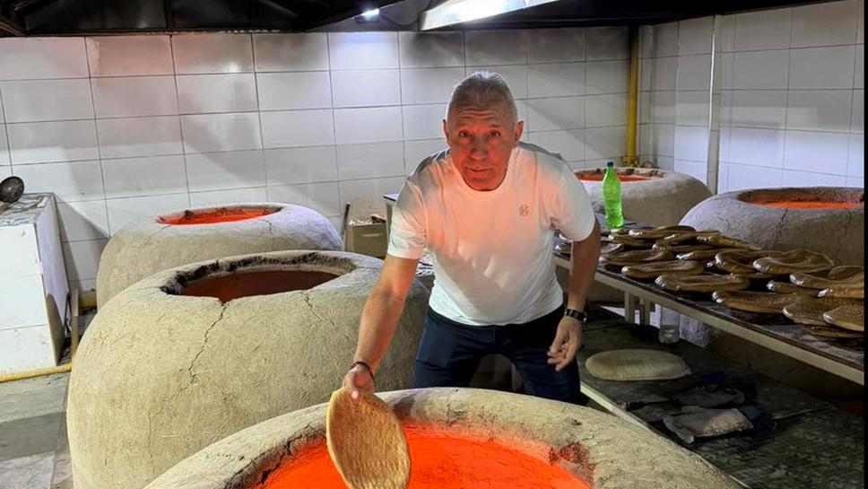 Христо Стоичков пече чорек в Туркменистан