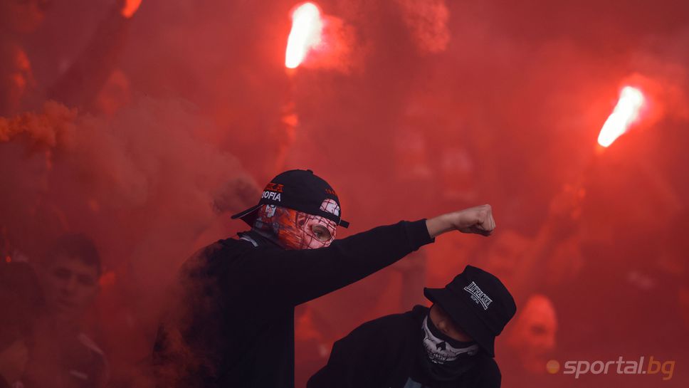 Грозно! Фенове на ЦСКА наритаха репортер