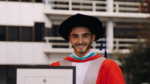  Футболистът гей Кавало получи почетна степен в университет 