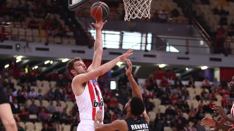 Олимпиакос с българската баскетболна звезда Александър Везенков излиза срещу ПАОК
