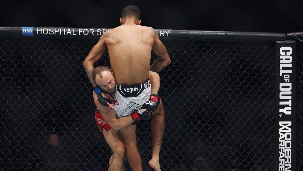 Боец от UFC показа последствията от загуба с технически нокаут в клетката