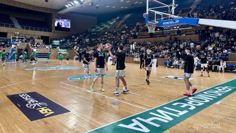  Пред цялостни трибуни в зала 