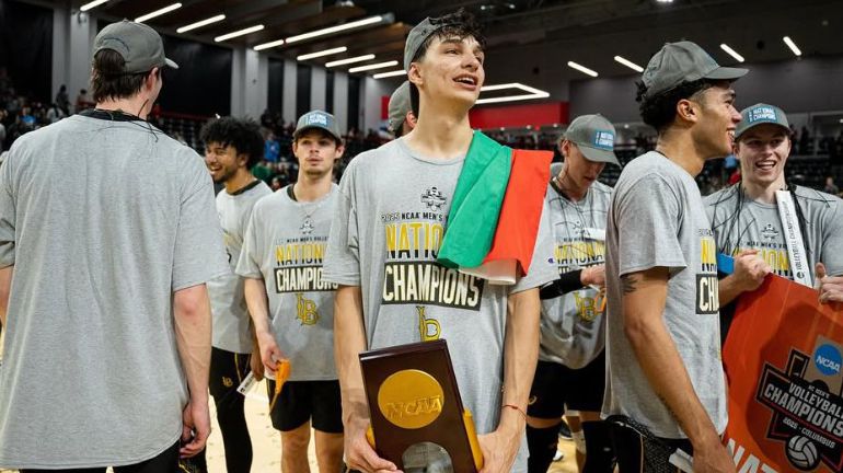 Отборът на Лонг Бийч за който играят българските волейболисти Смион