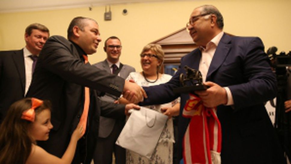 Фен клубът на Арсенал в България с жест към Алишер Усманов