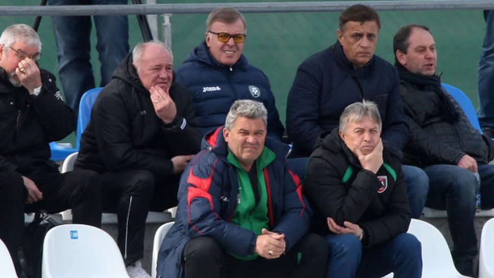 Сираков и Боримиров гледат мач от Втора лига, Вальо Илиев заедно с Галчев (видео)