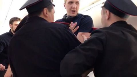 Скандал в Русия! Свалиха с полиция 215-сантиметров национал от самолет (видео)