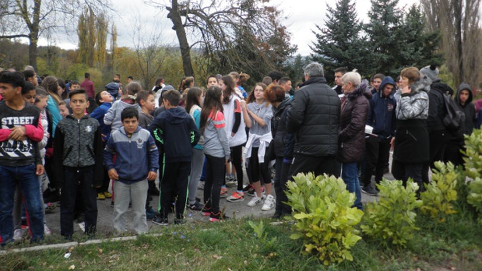 120 ученици бягаха в традиционния пролетен крос в Търговище