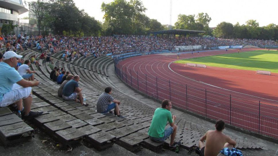 Исторически ден за футбола в Русе, започват полагане на трева на градския стадион