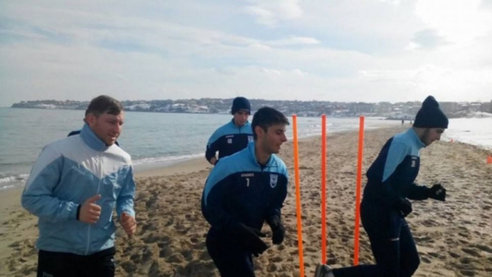 Тежки физически натоварвания на плажа за играчите на Созопол