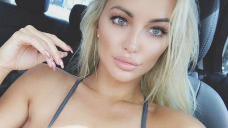 Голфър си уреди модел на Playboy да се грижи за стика му (снимки)