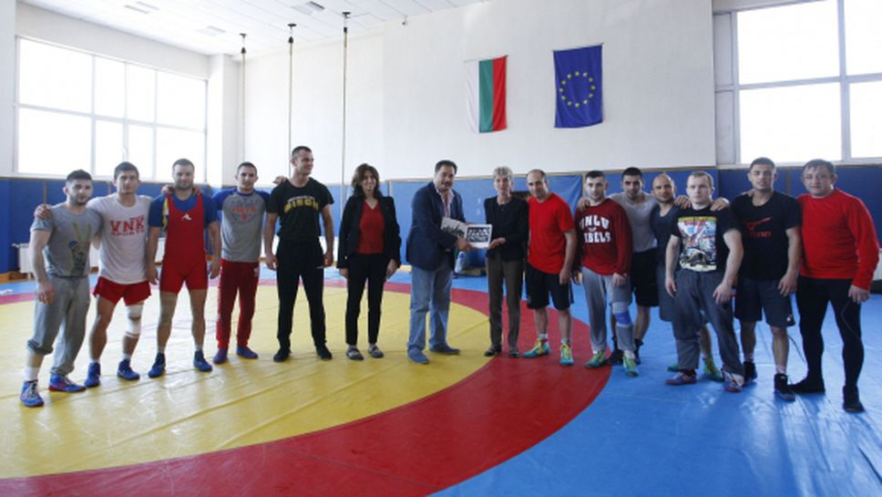 Спортният министър изгледа тренировката на националите по свободна борба за "Дан Колов"