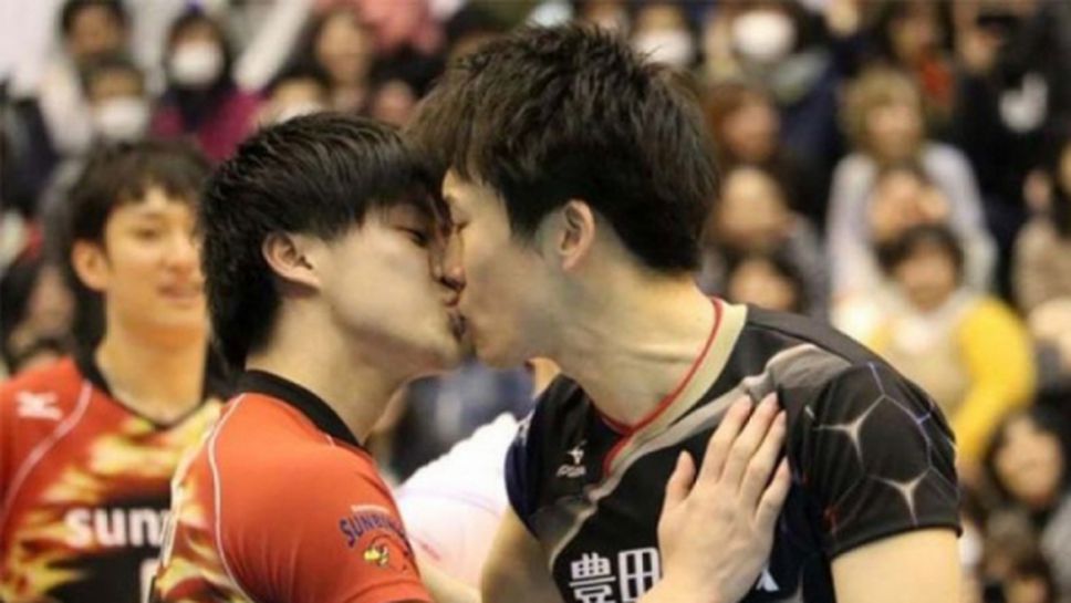 Страсти, скандали и целувка на волейболен мач в Япония (видео)