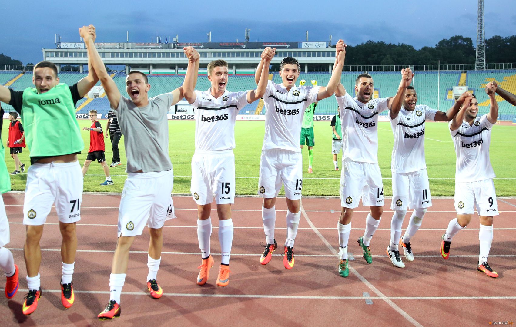 Радост за футболисти и фенове на Славия след победата над Заглембе