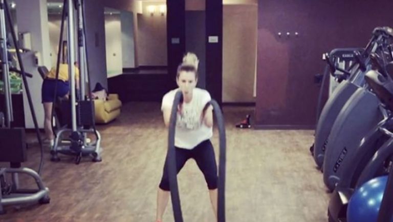 Пиронкова тренира с въжета във фитнеса (видео)