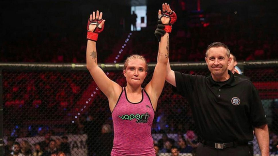 Сексапилната Анастасия Янкова с трудна победа на Bellator 176 (видео + снимки)
