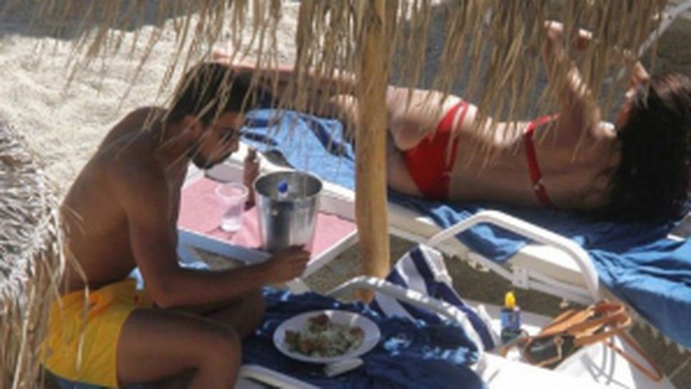 Адриана Лима на плаж със Сами Кедира