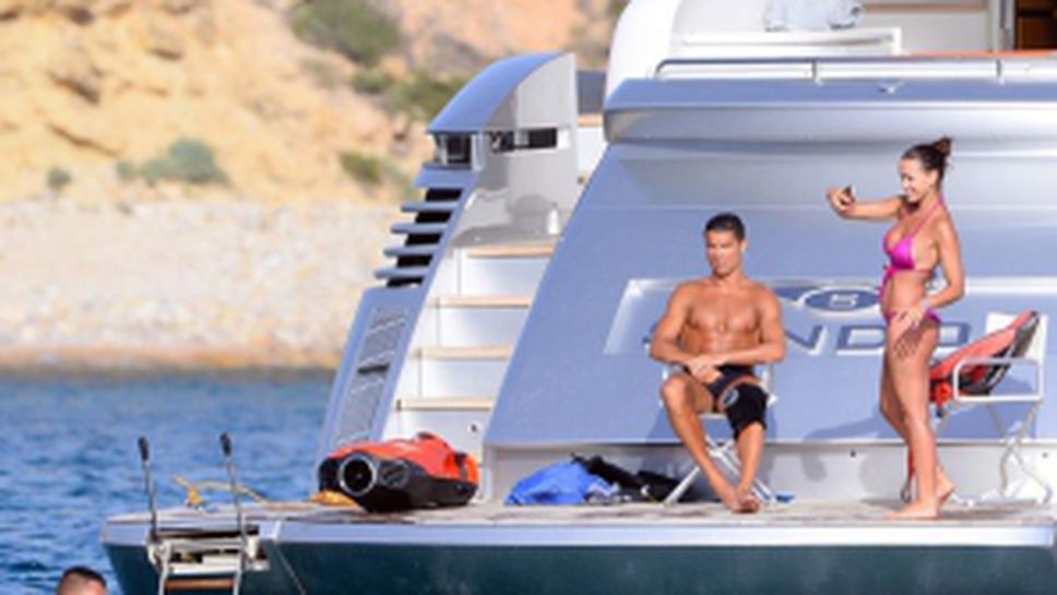 Кристиано се гмурка пред погледа на свои приятелки