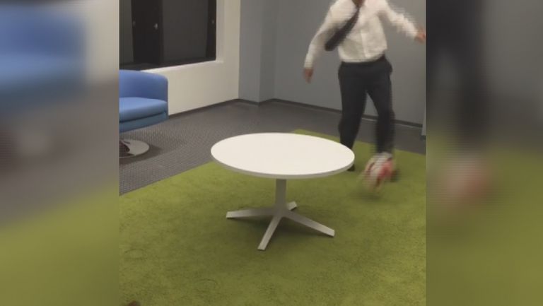 Стоичков и колега разцъкват футбол на маса