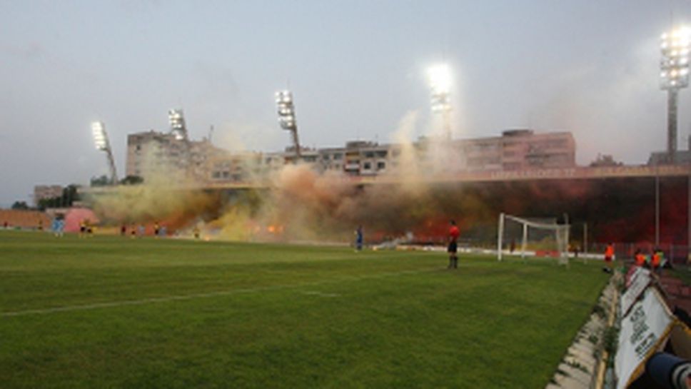 Феновете на Ботев (Пд) и Локомотив (Пд) по време на дербито