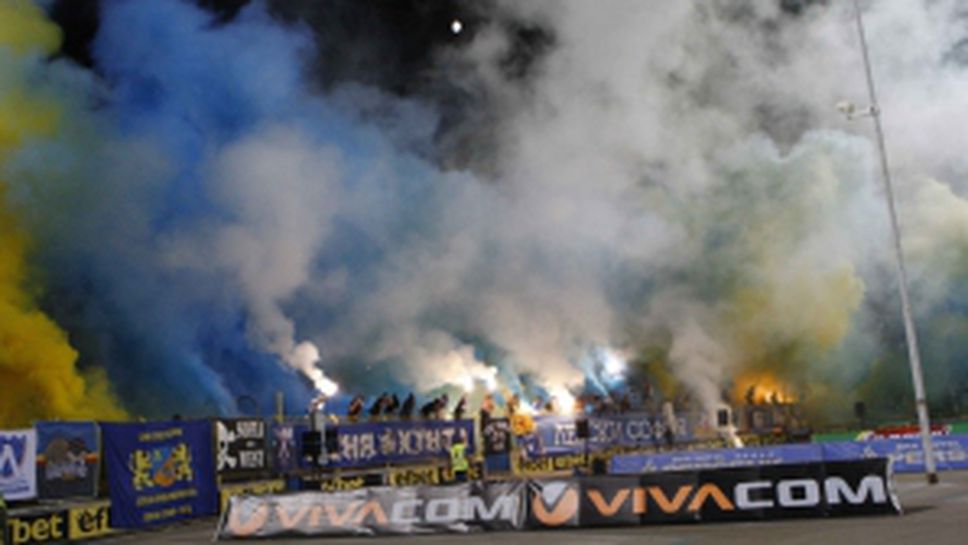 Феновете на Левски по време на дербито с Лудогорец