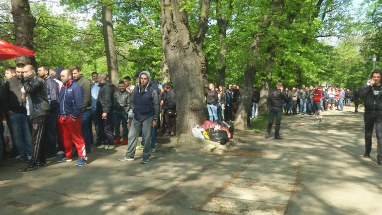 Истерията за билети продължава