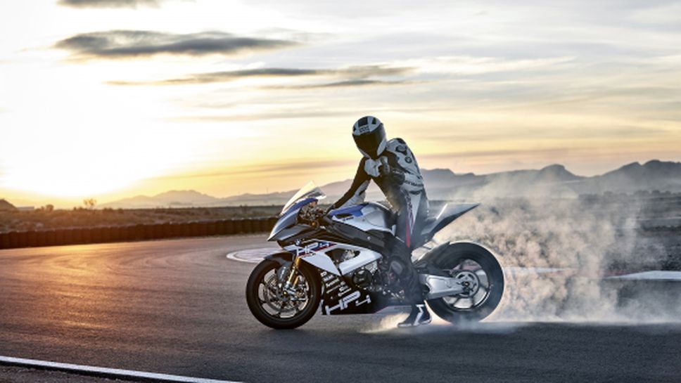 BMW HP4 RACE:  почти идентичен със заводските състезателни мотоциклети (Снимки и видео)