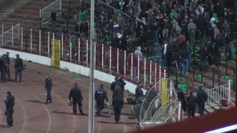 Феновете на "Берое" се закачат с полицаи след мача