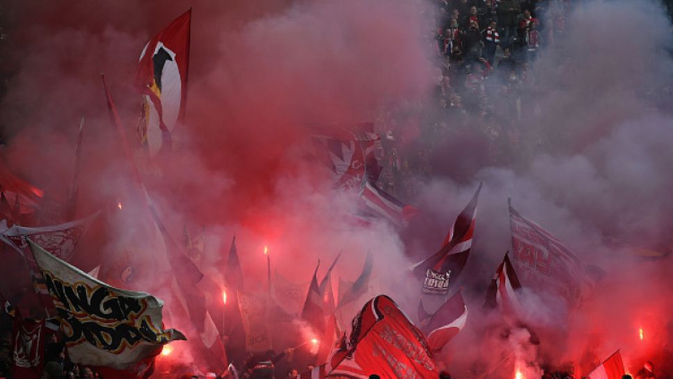 Мощна димна завеса на феновете на Байерн покри "Олимпиащадион"