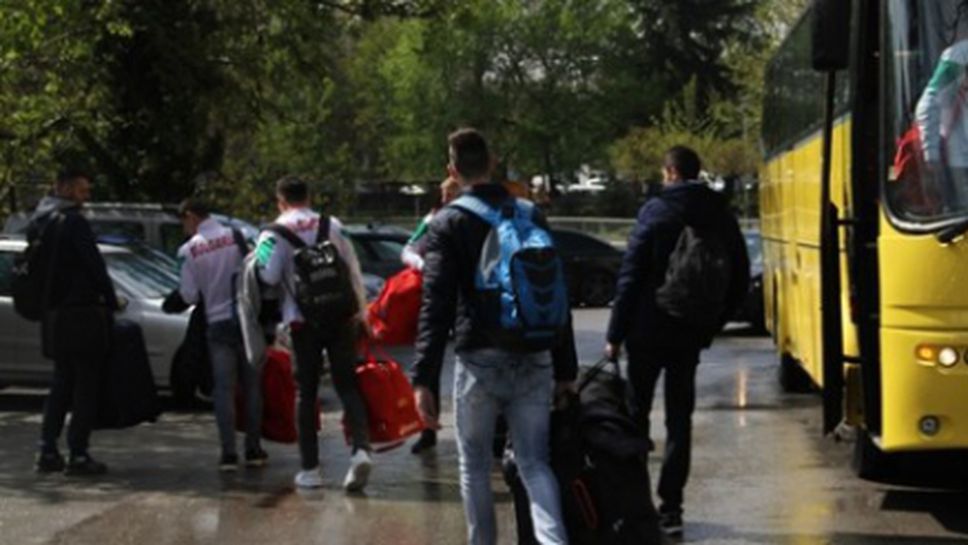 Срам! Вижте как младежките ни национали заминаха от Дупница за Европейското (снимки)