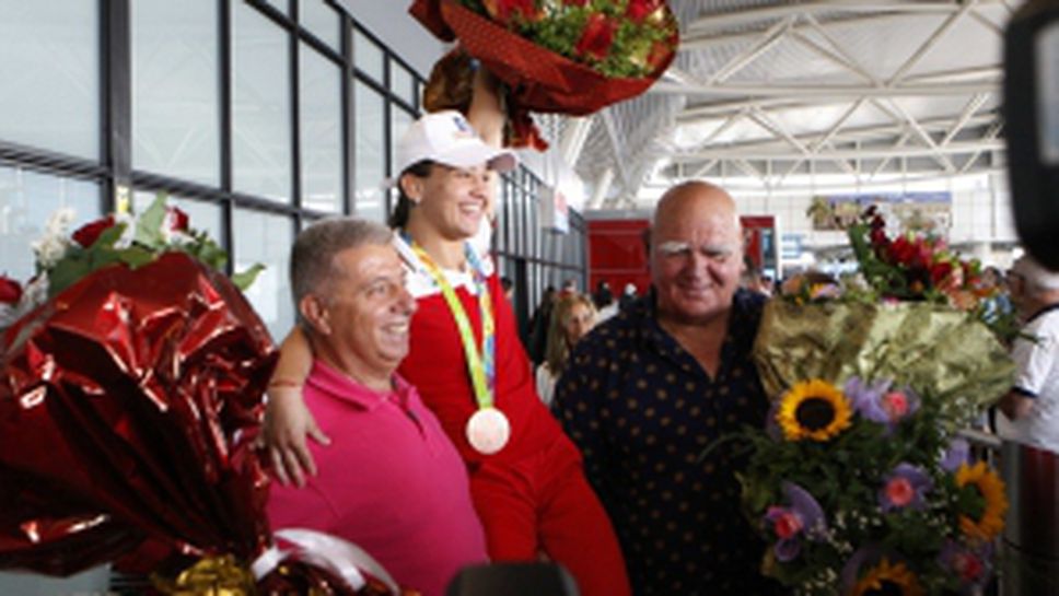 Бронзовата медалистка Елица Янкова кацна в София