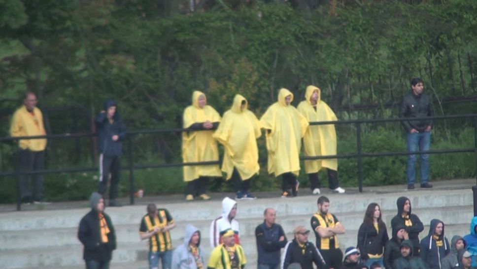 Бултрасите с "униформени" дъждобрани на стадиона в София