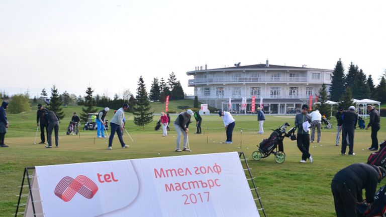 Над стотина голфъри се състезаваха в първия кръг на Мтел голф мастърс
