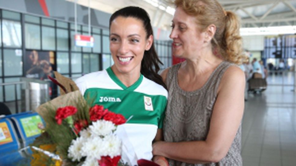 Ивет Лалова се прибра за кратко в България