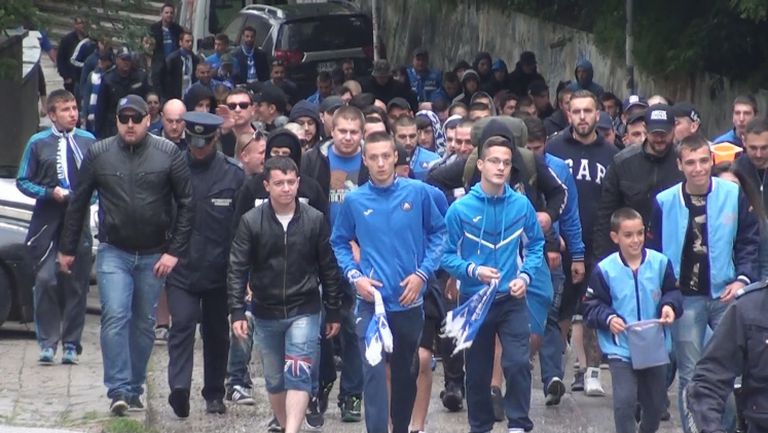 Шествие на сините ултраси към стадиона в Благоевград