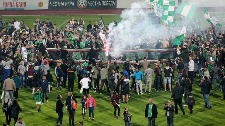 Феновете на "Берое" нахлуха на терена след мача с "Партизан"